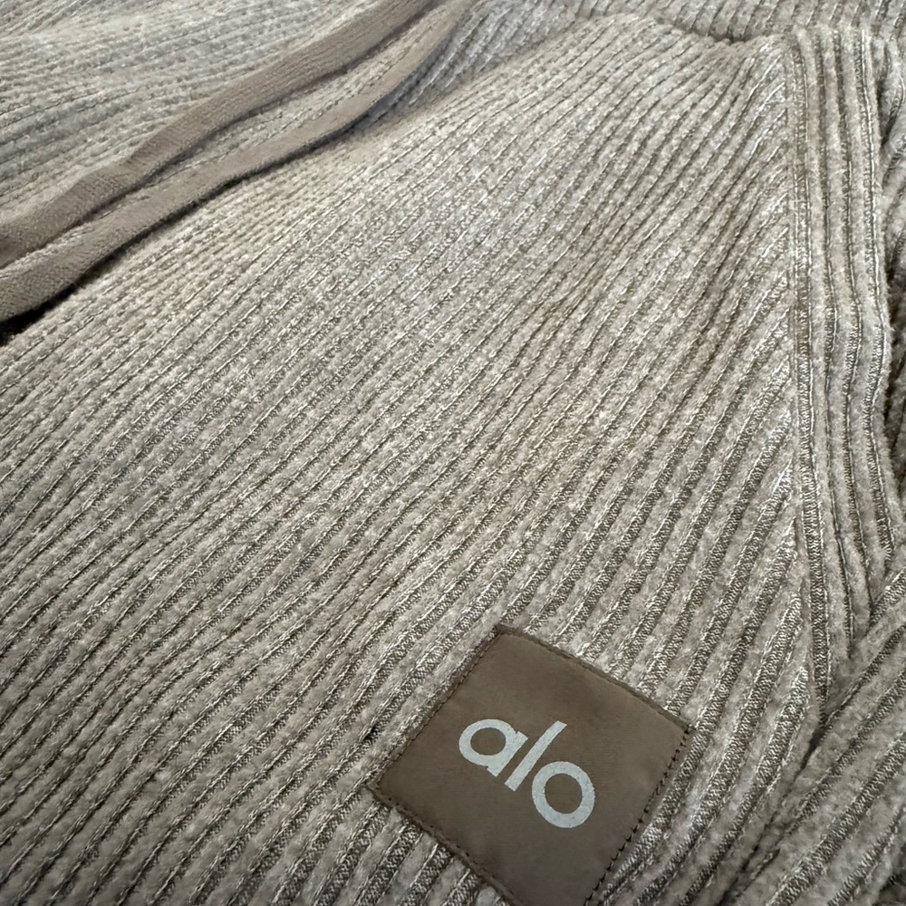 ALO Yoga Muse Hoodie and sweatpant in Olive Tree Heather M